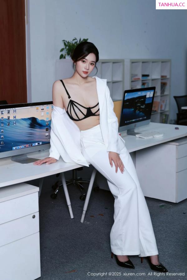   [XiuRen]高清写真图 2025.10.24 No.10908 南乔 开档黑丝第10张图片